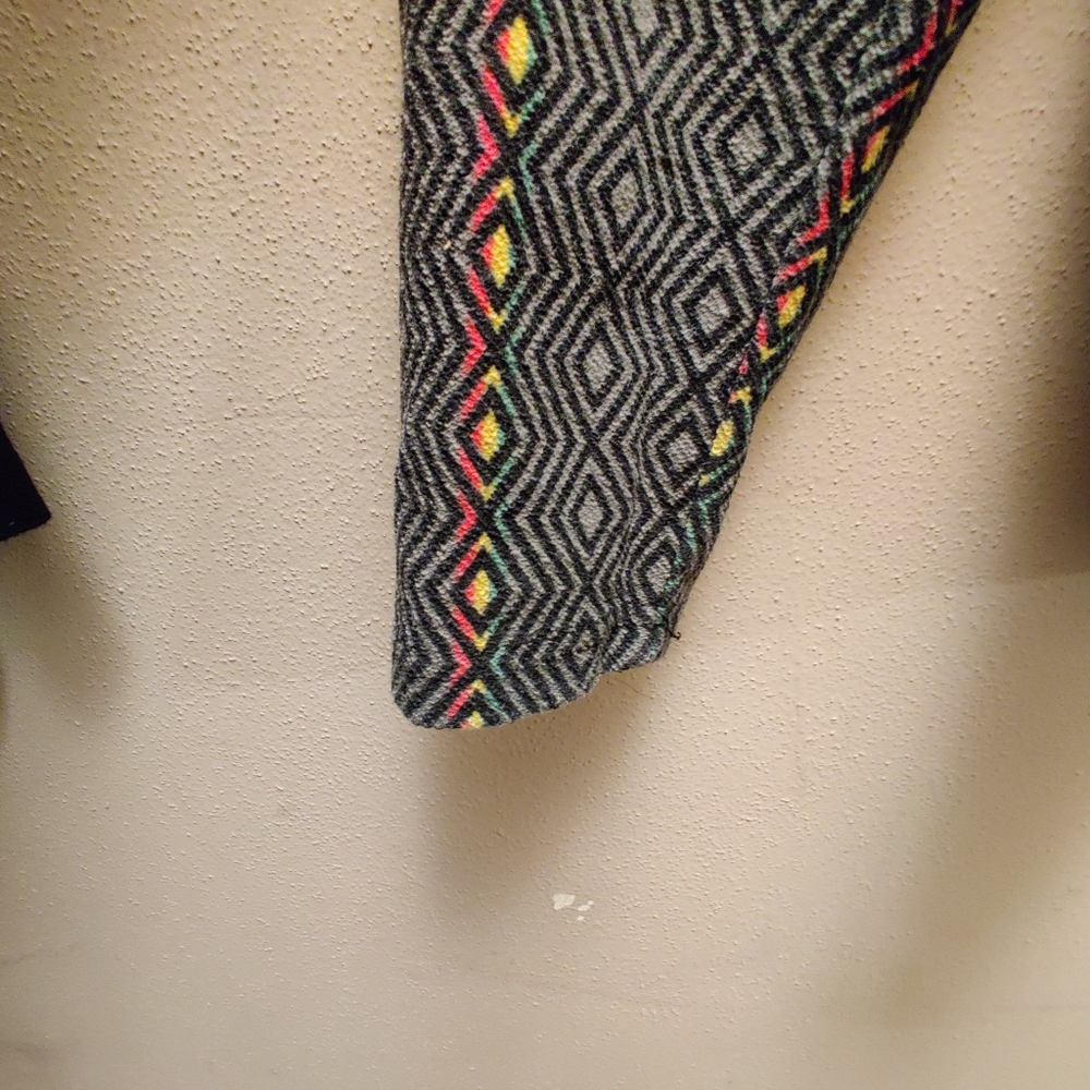 Geometric Patterned Gray Over The Head Hooded Shi… - image 7